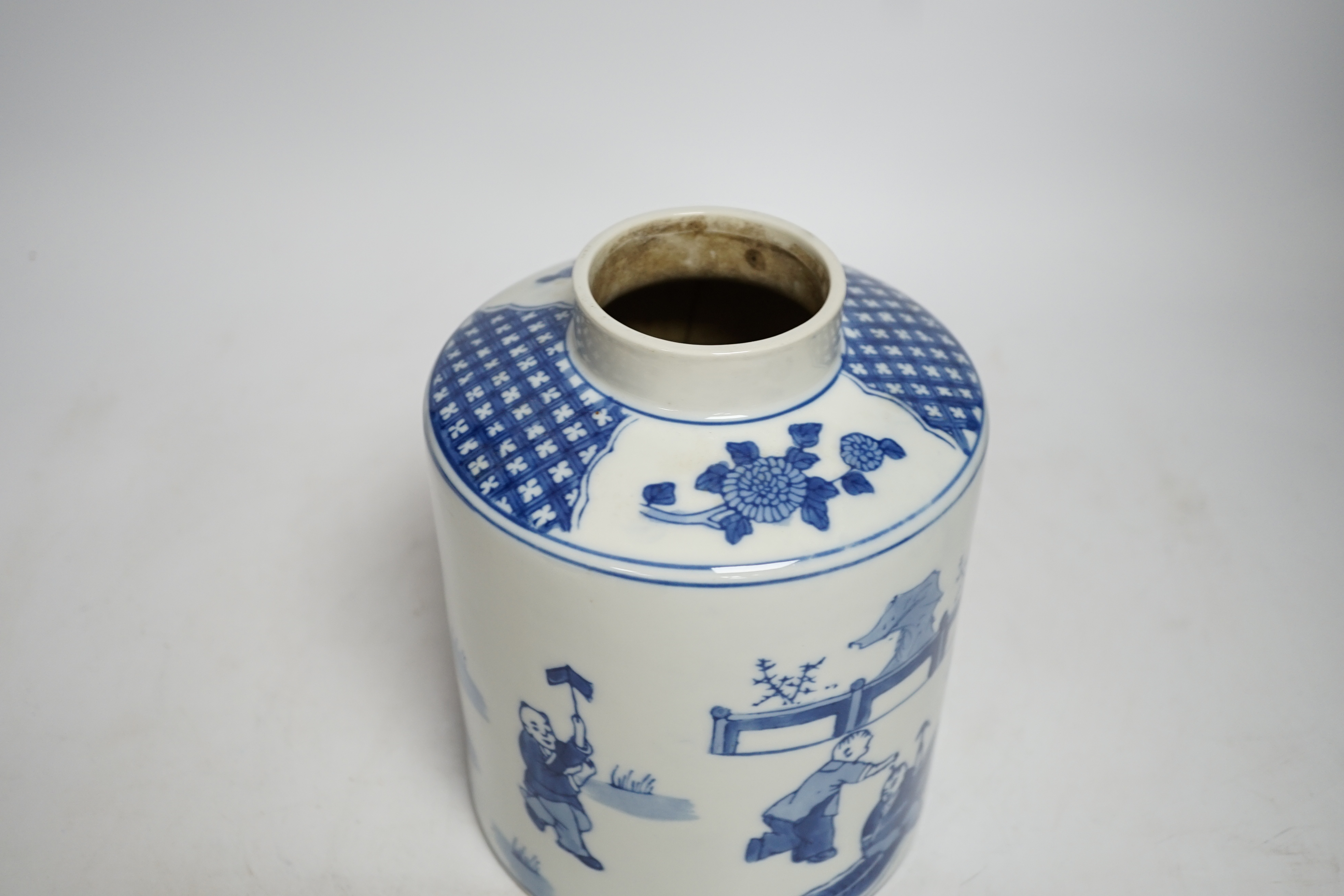 A modern Chinese blue and white jar and cover, 22cm high